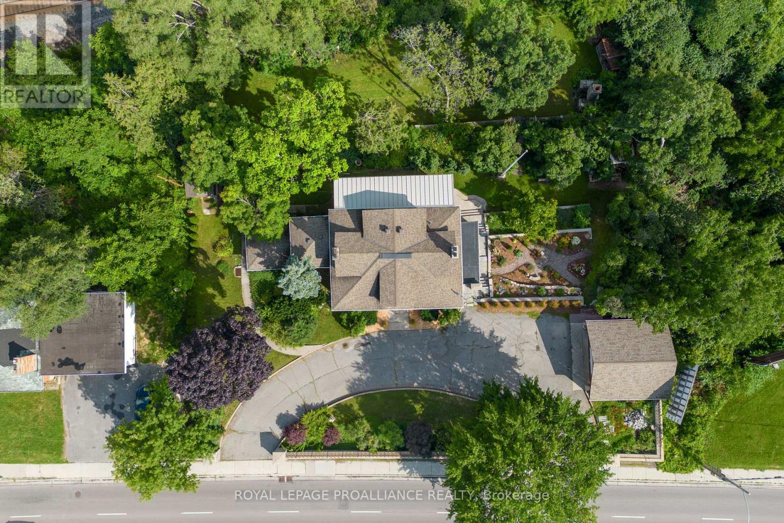 153 DUNDAS ST W