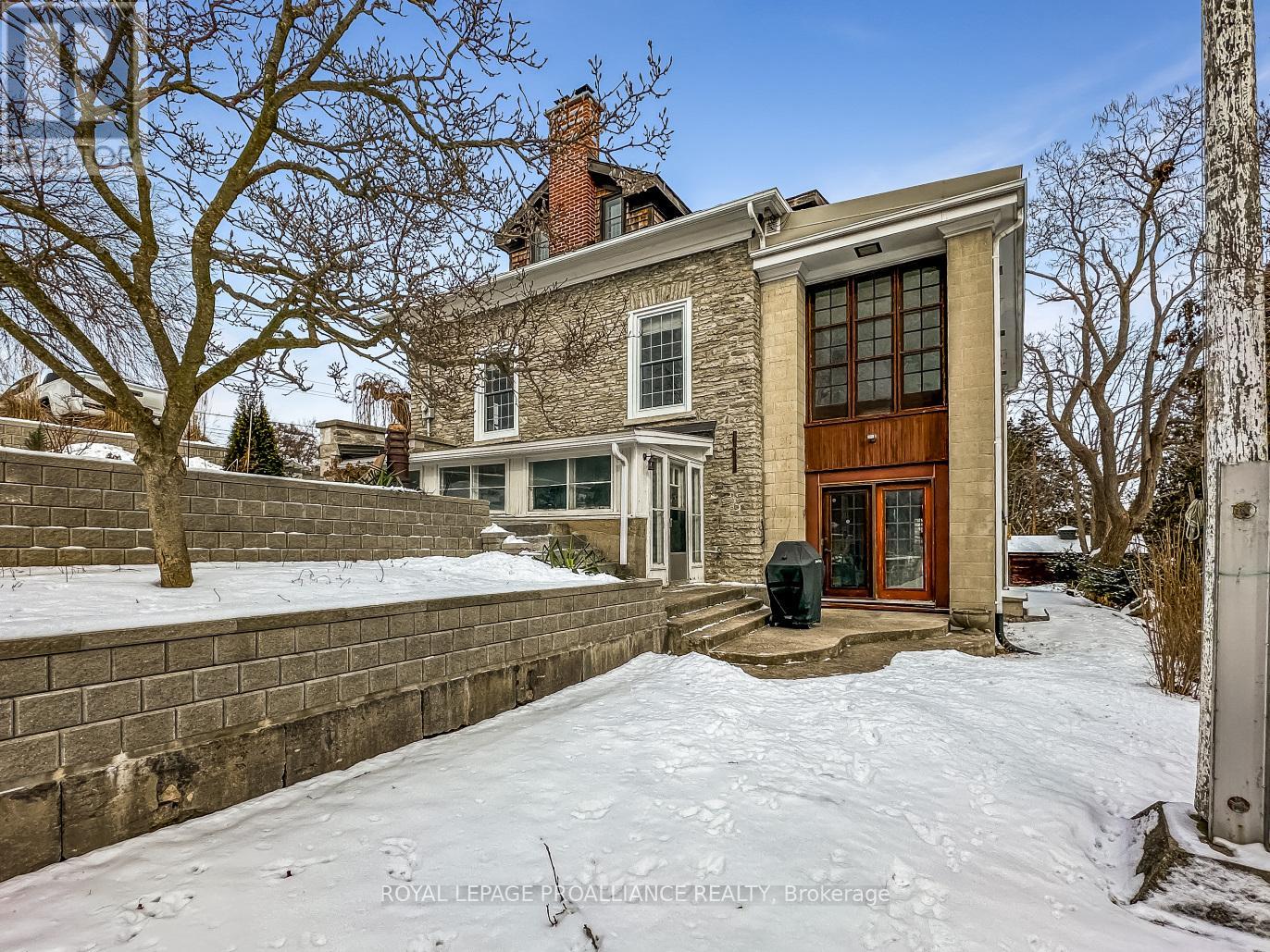 153 DUNDAS ST W