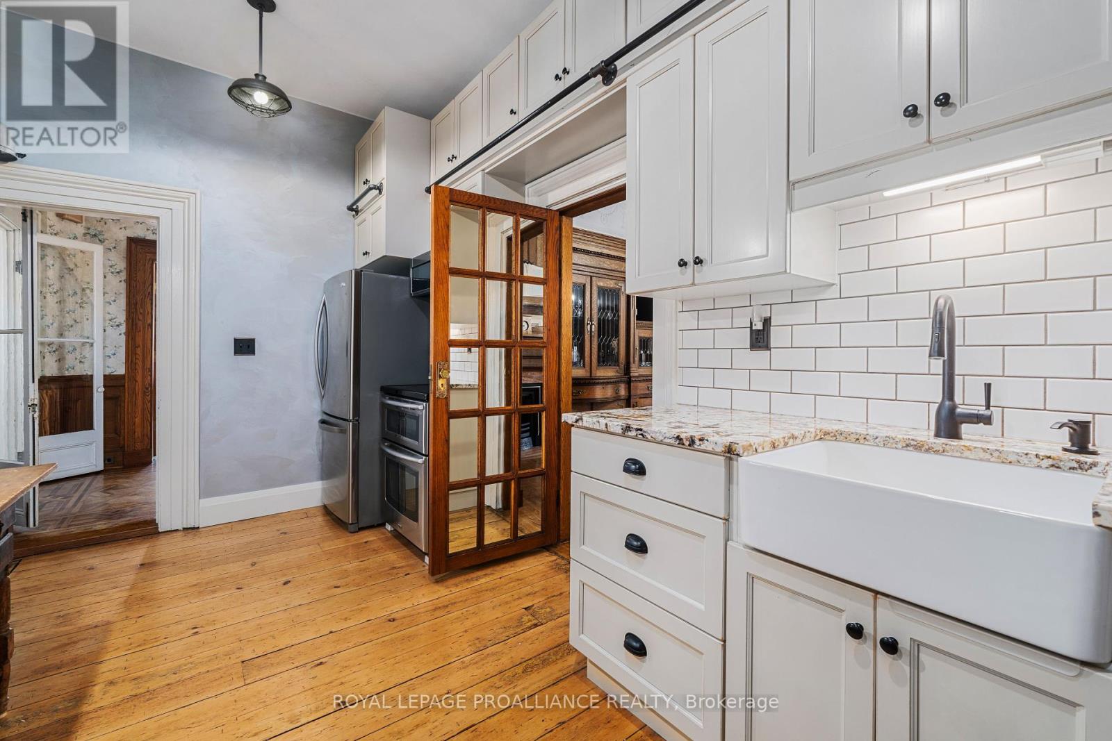 153 DUNDAS ST W