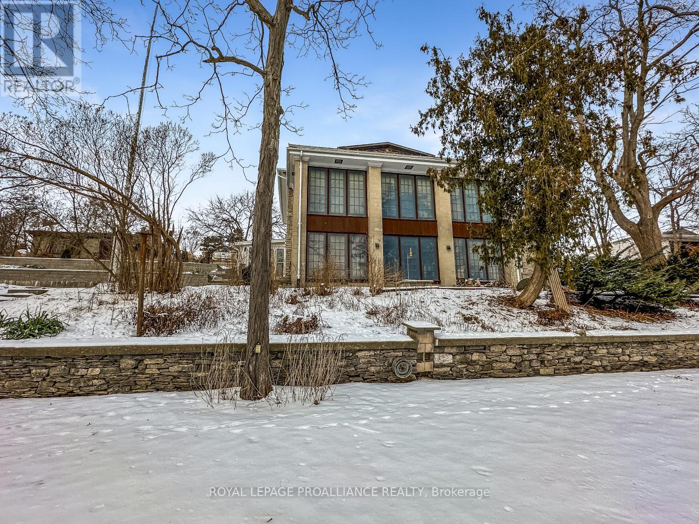 153 DUNDAS ST W