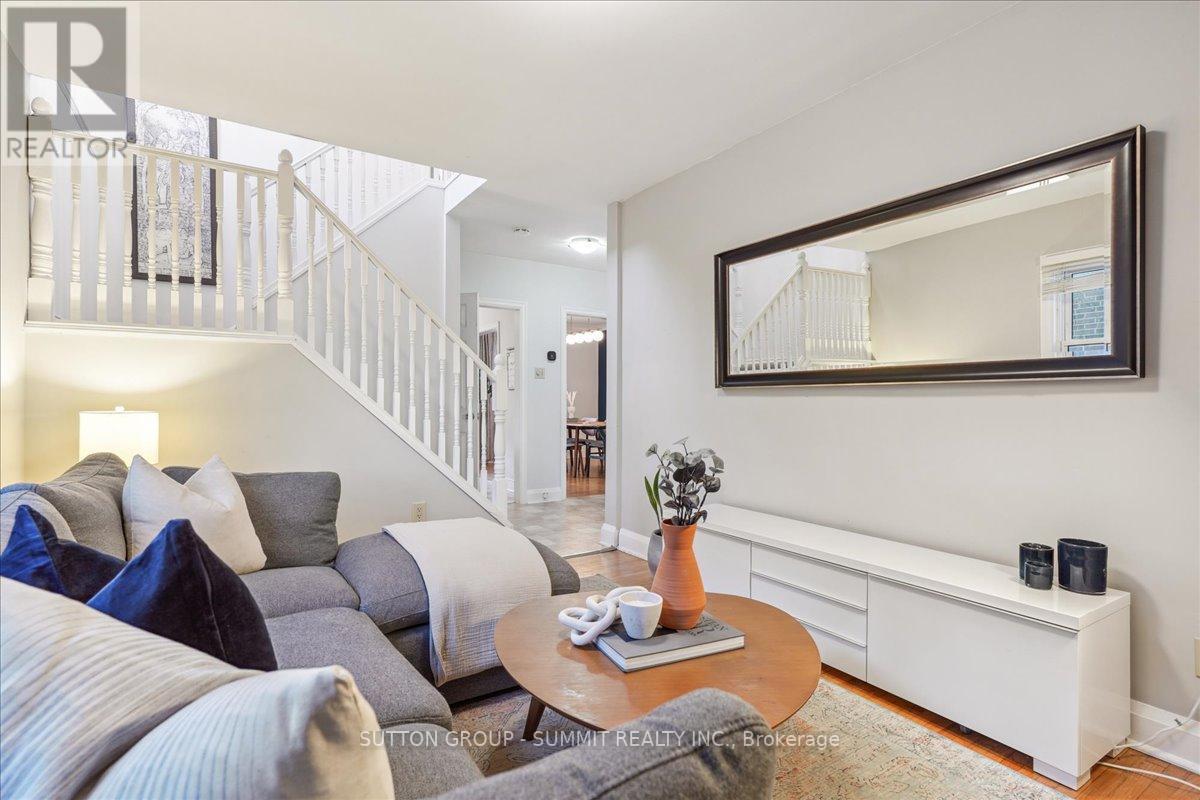 44 CROSTHWAITE AVE S