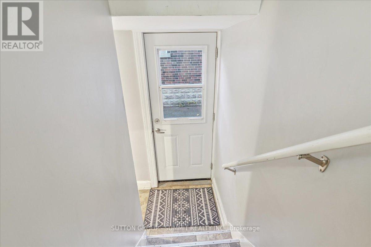 44 CROSTHWAITE AVE S