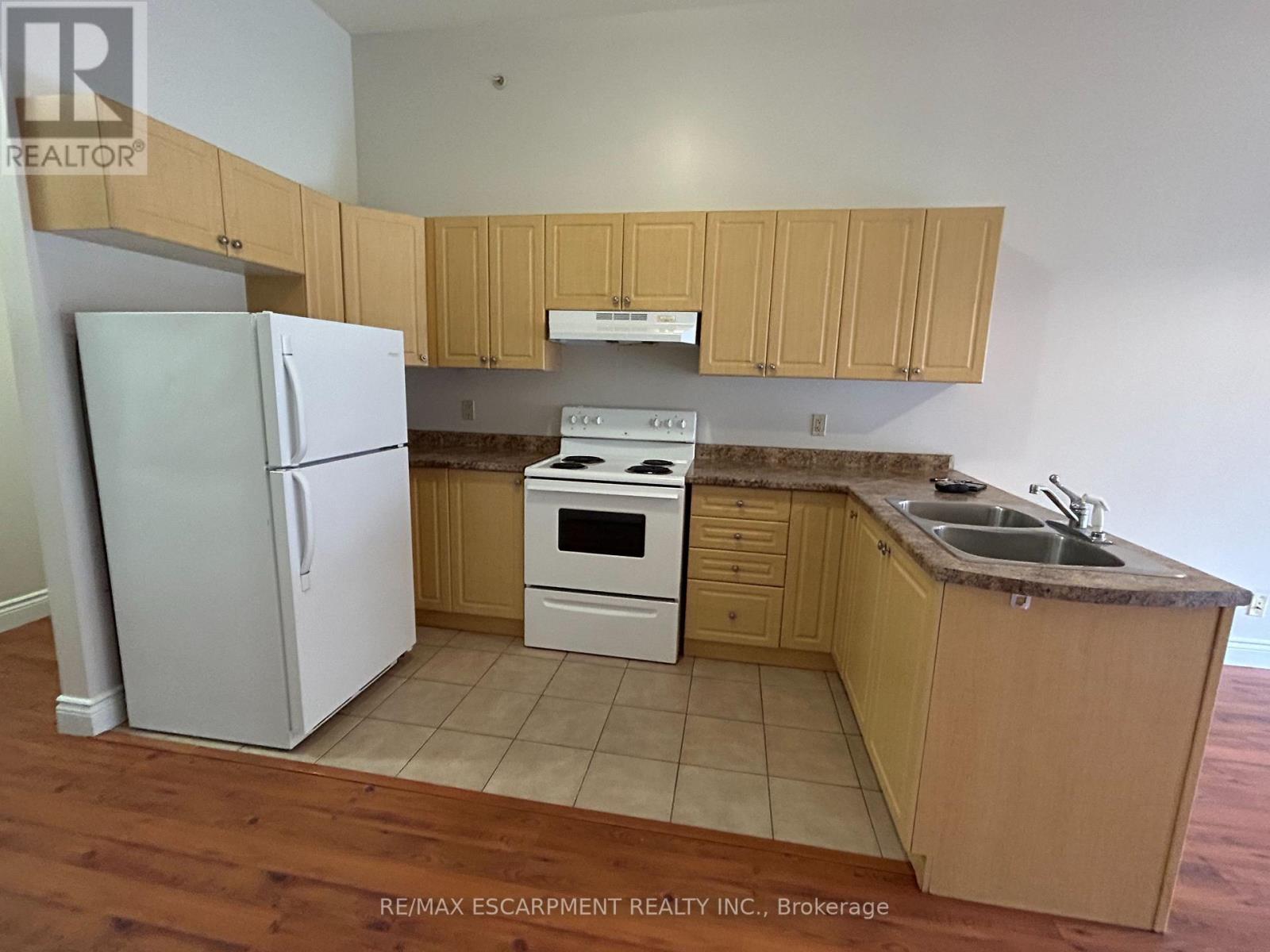 #203 -150 COLBORNE ST E, #203
