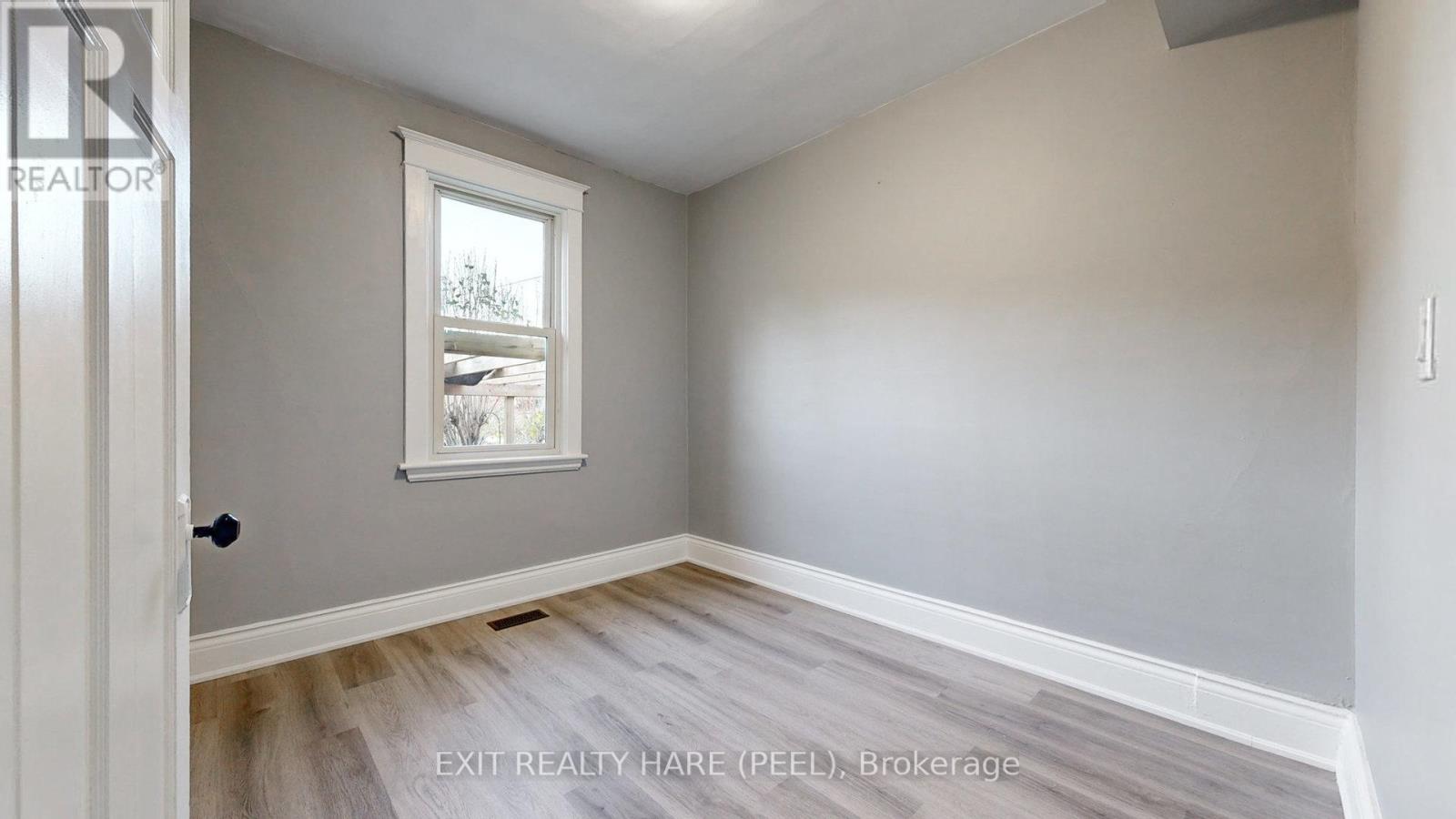 214 ROSSLYN AVE S