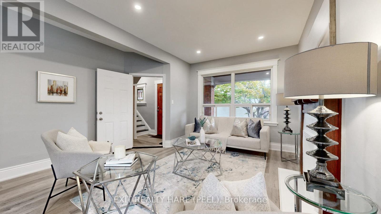 214 ROSSLYN AVE S