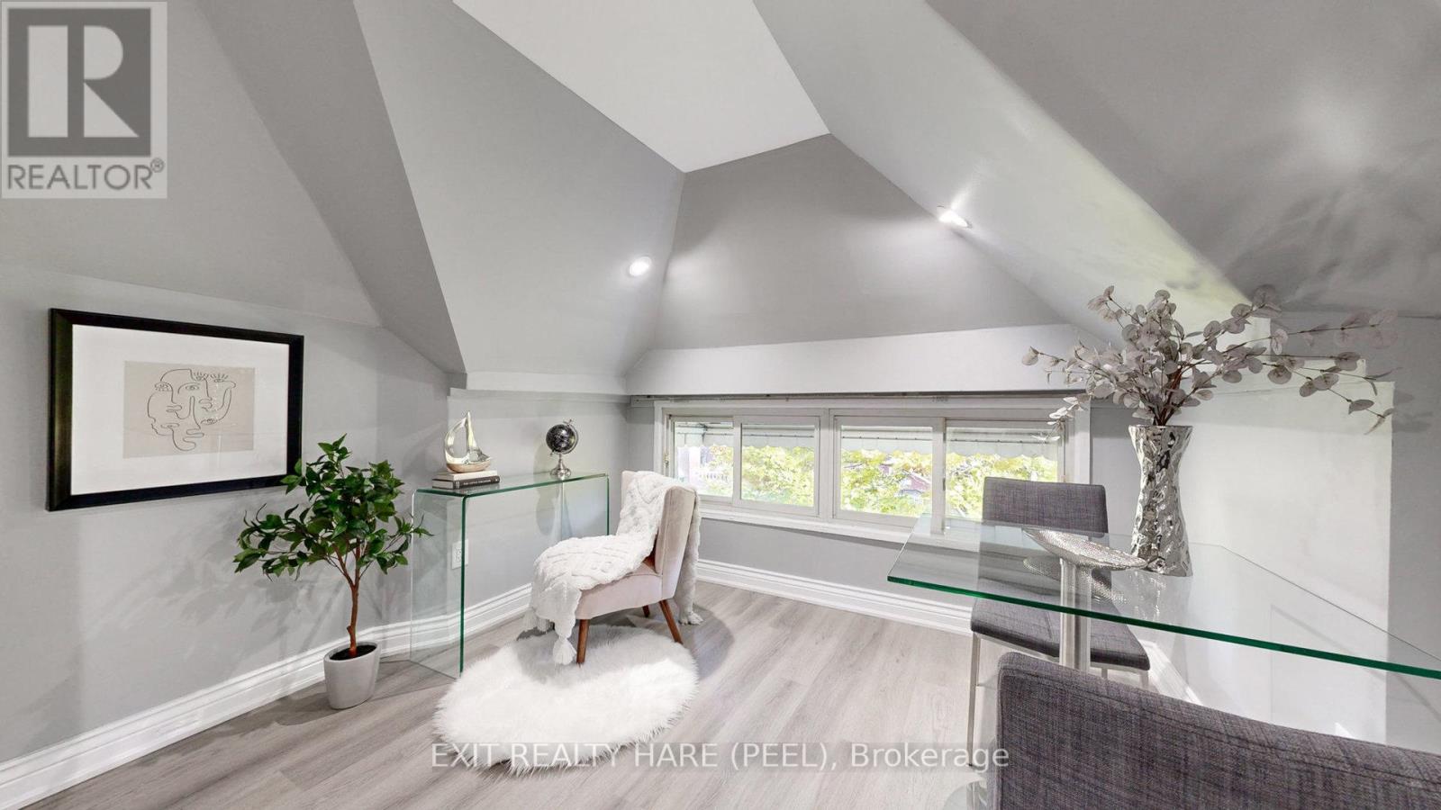 214 ROSSLYN AVE S