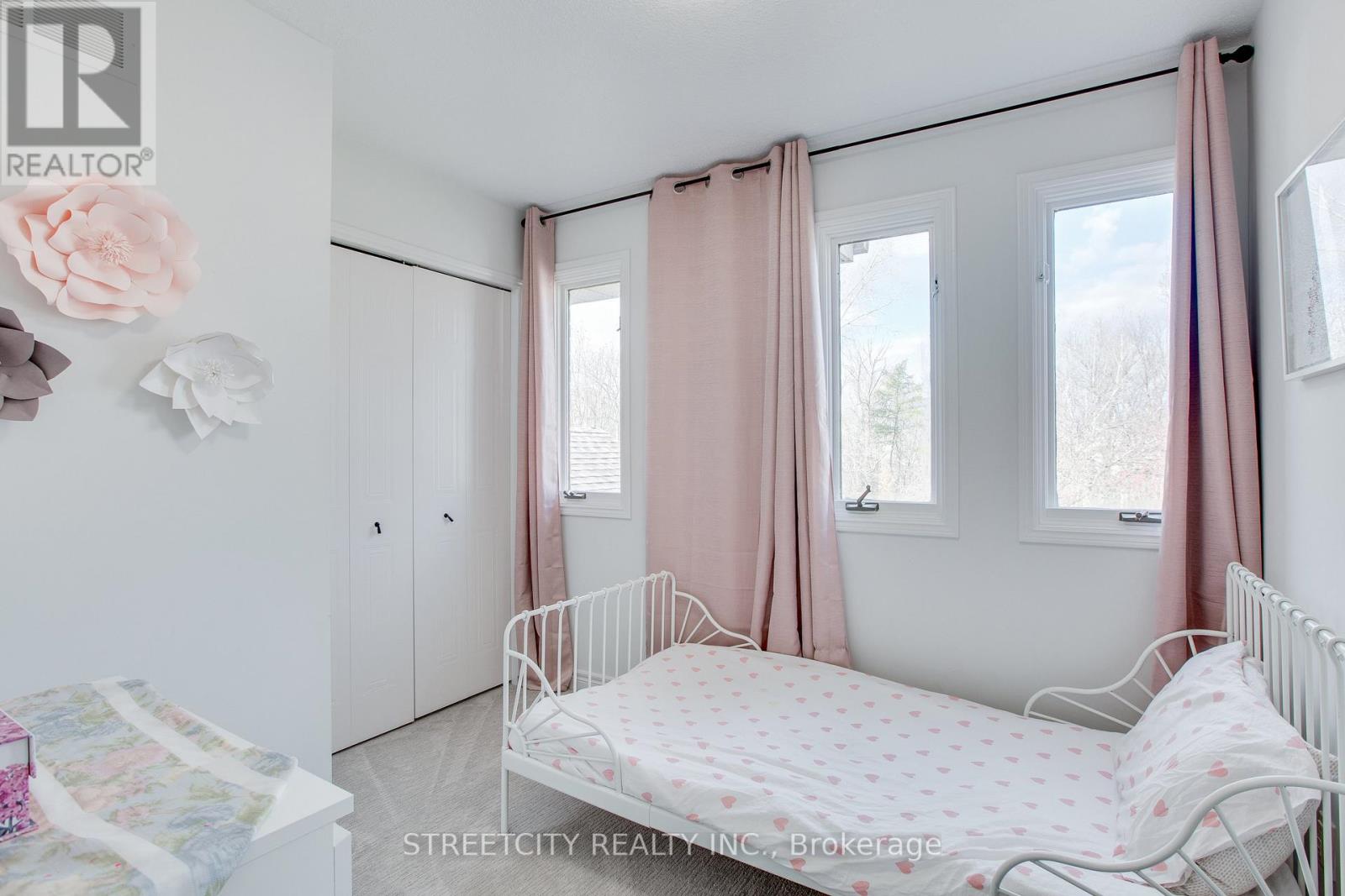 433 AMBLESIDE DR