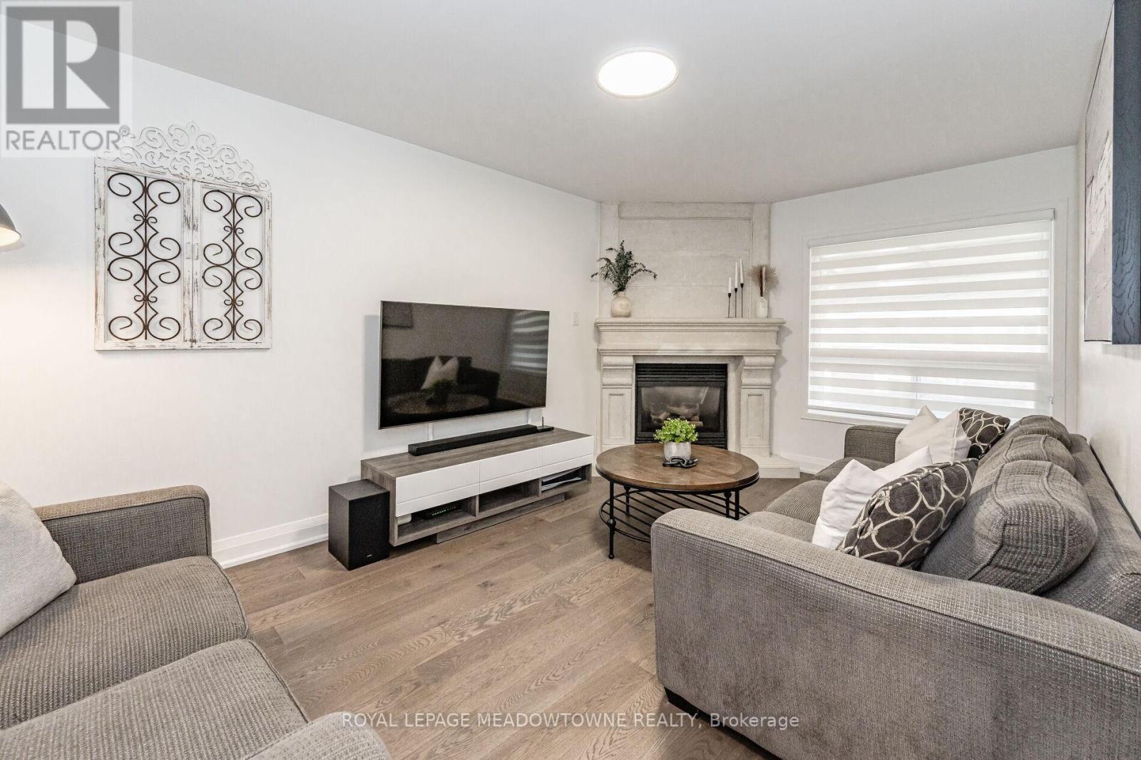74 ROYALEDGE WAY