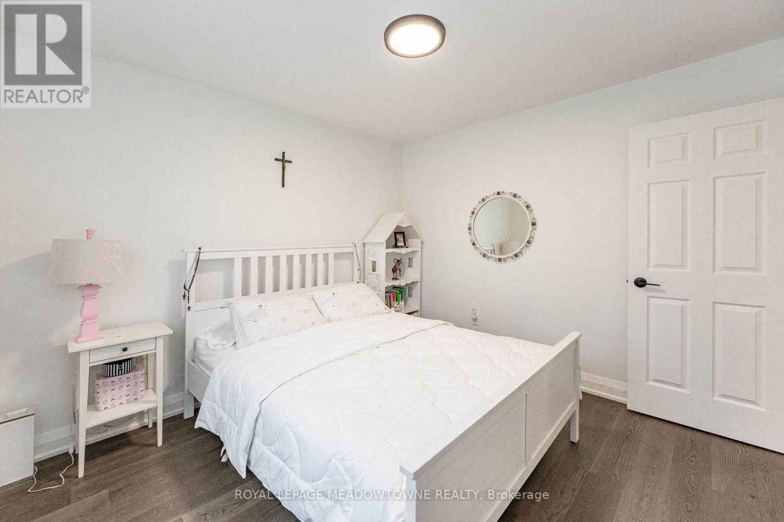 74 ROYALEDGE WAY