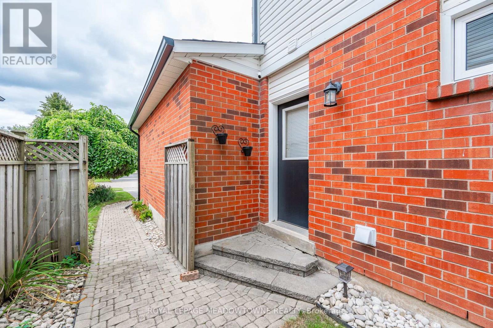 74 ROYALEDGE WAY