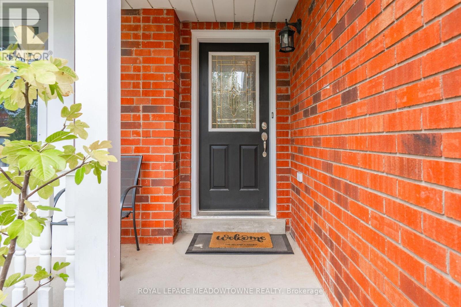 74 ROYALEDGE WAY