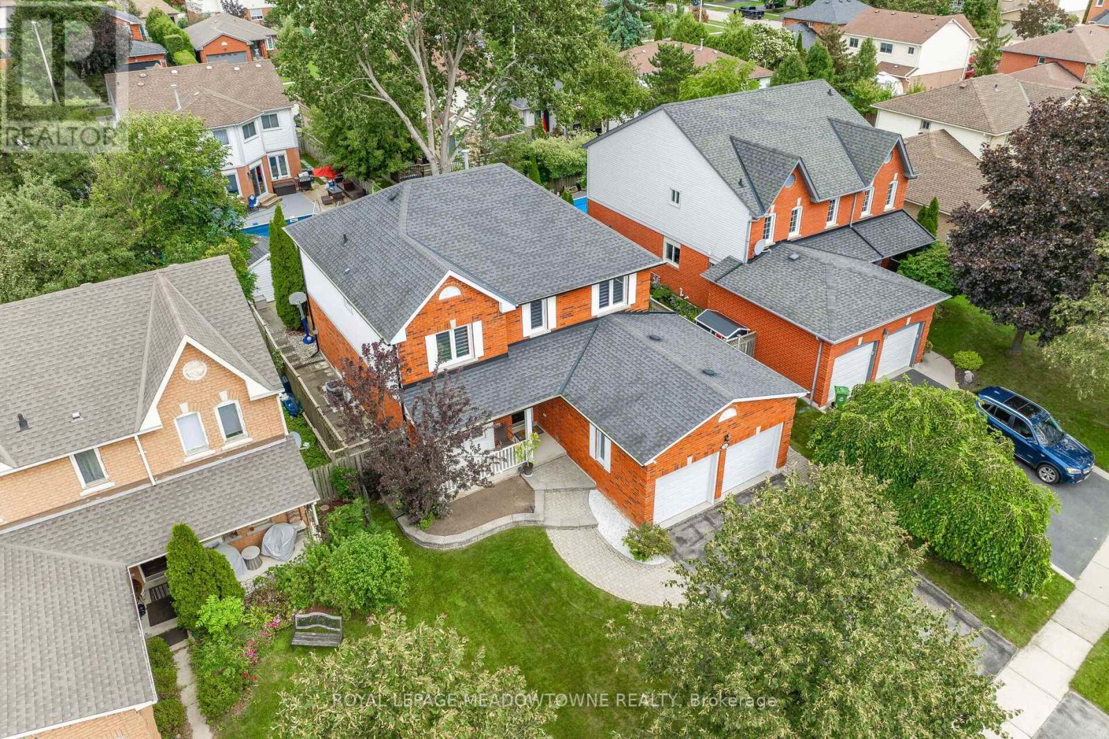 74 ROYALEDGE WAY