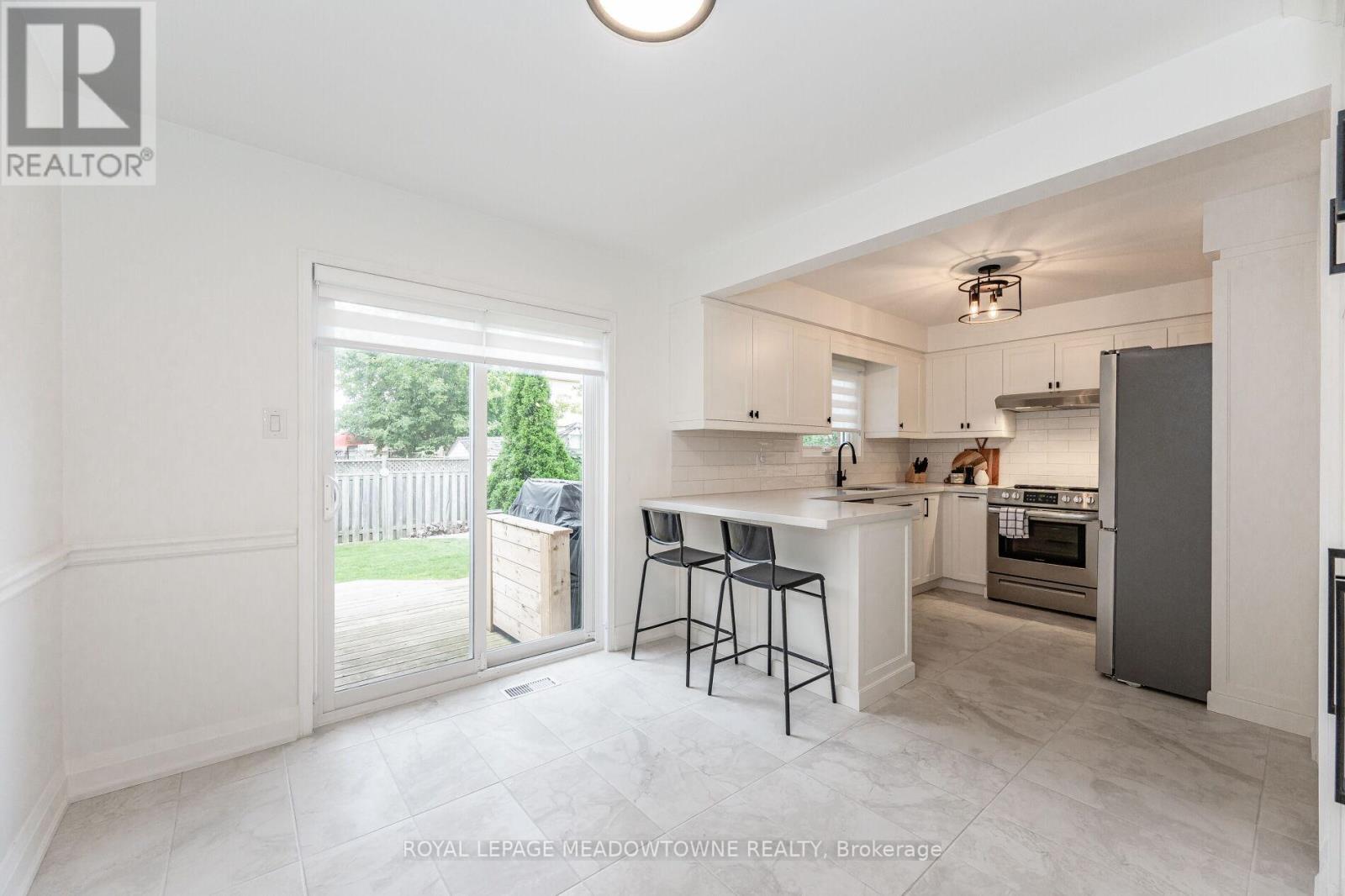 74 ROYALEDGE WAY