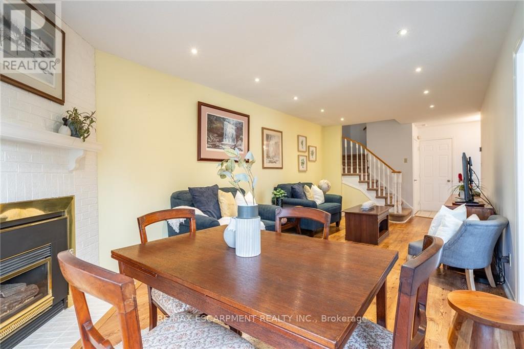 #18 -14 HUNTINGWOOD AVE, #18
