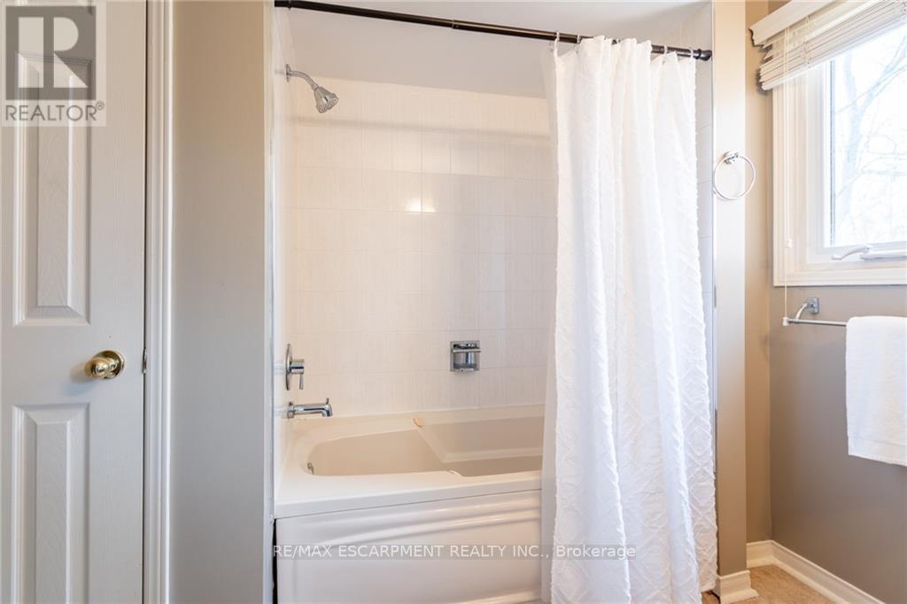 #18 -14 HUNTINGWOOD AVE, #18