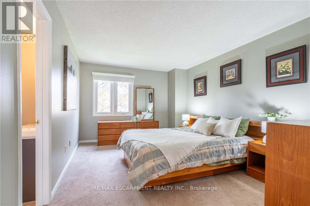 #18 -14 HUNTINGWOOD AVE, #18