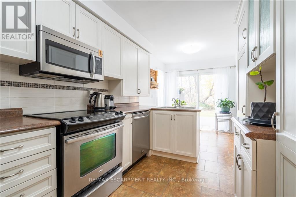 #18 -14 HUNTINGWOOD AVE, #18
