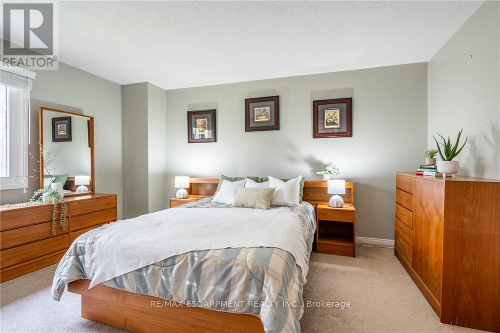 #18 -14 HUNTINGWOOD AVE, #18