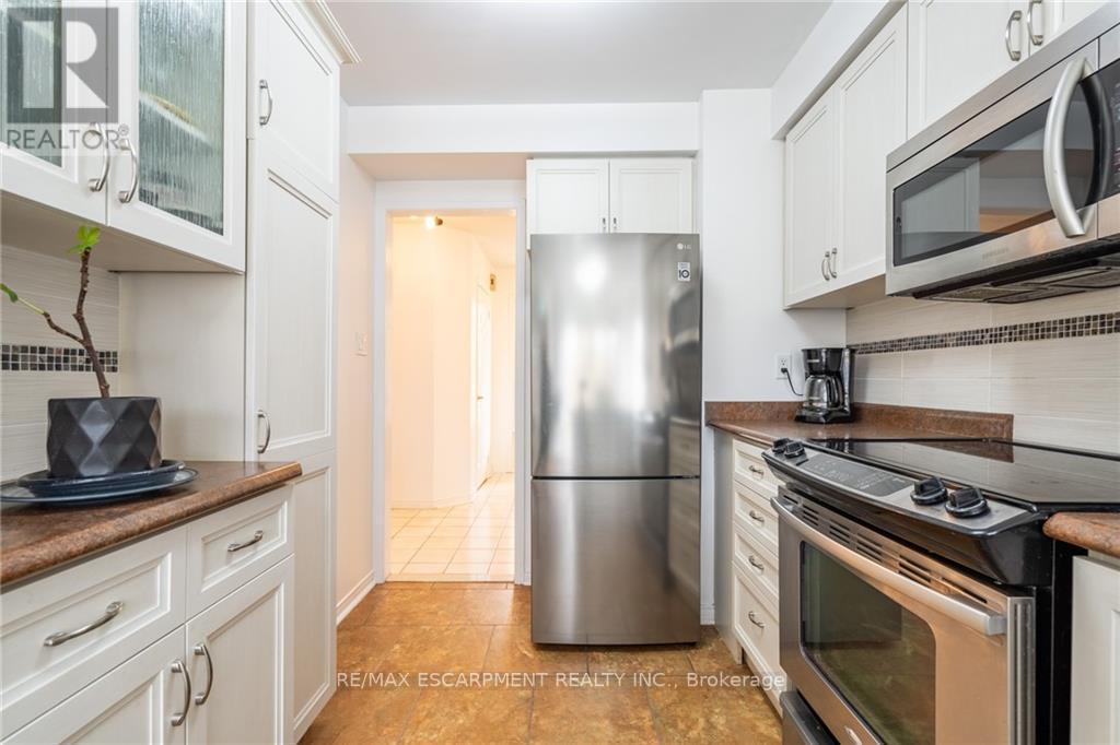 #18 -14 HUNTINGWOOD AVE, #18