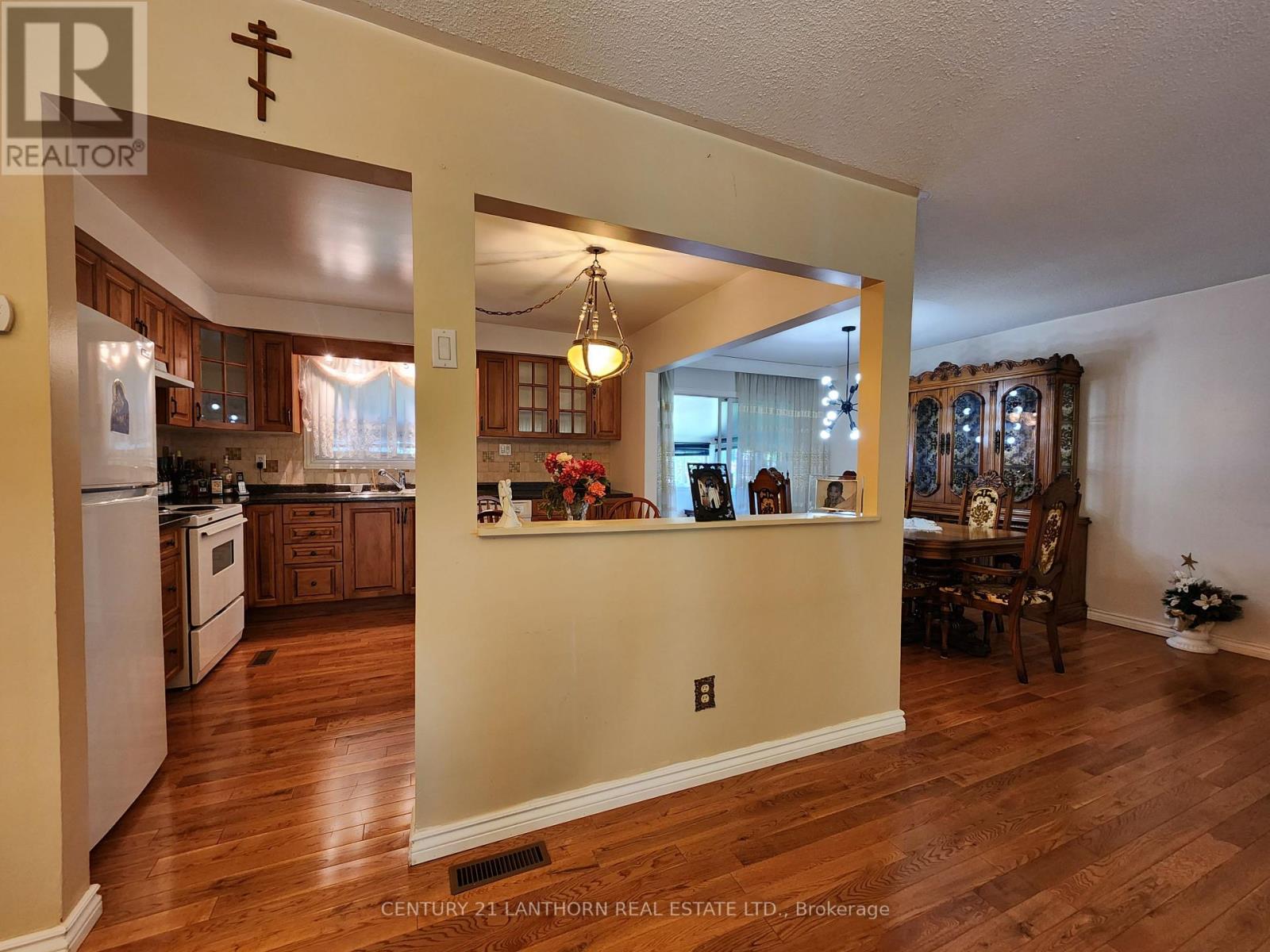 181 COLONIAL RD
