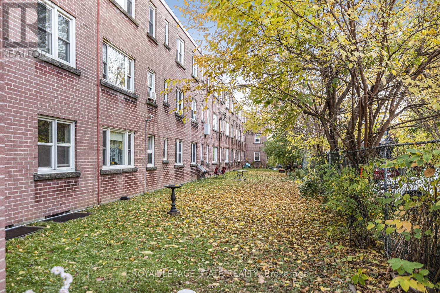 #18 -137 EMERALD ST S, #18
