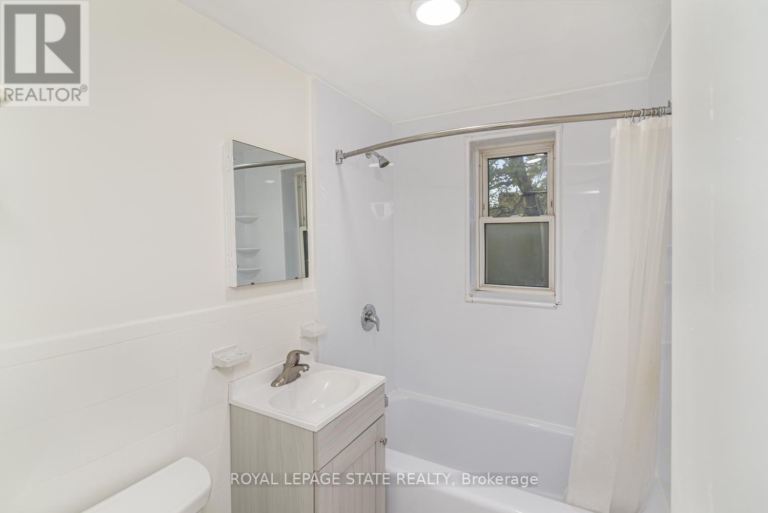 #18 -137 EMERALD ST S, #18