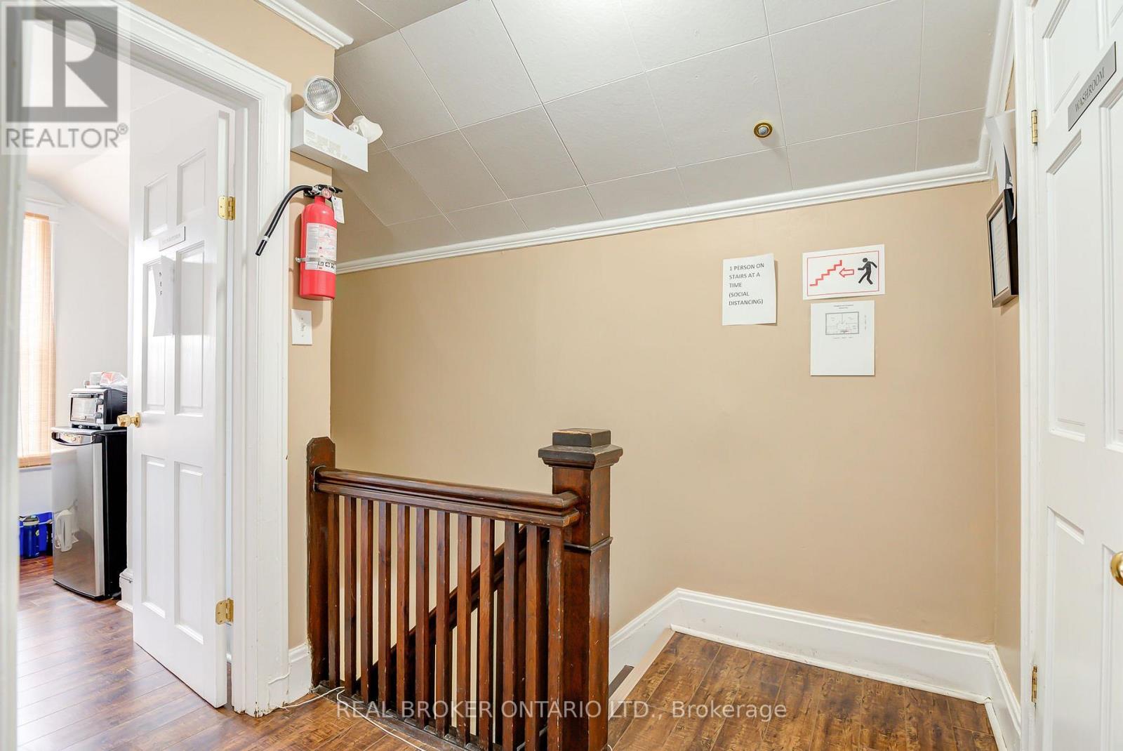 1405 KING ST E