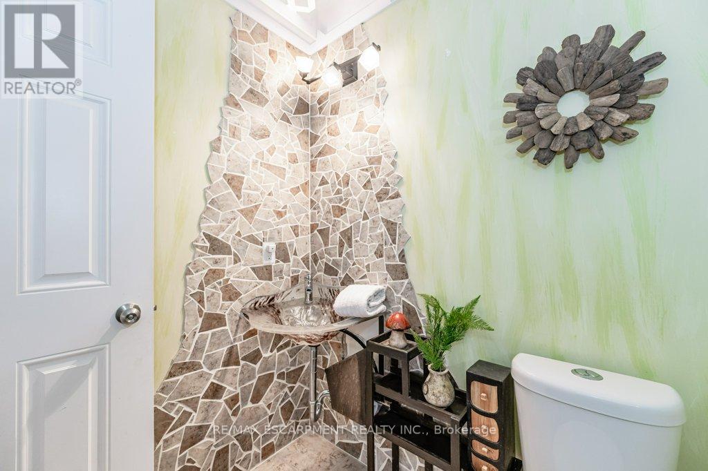 3 GATEWOOD CRT
