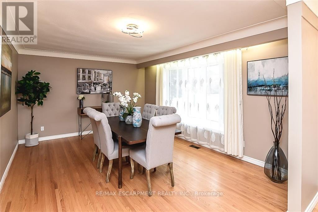 23 WOODSVIEW AVE