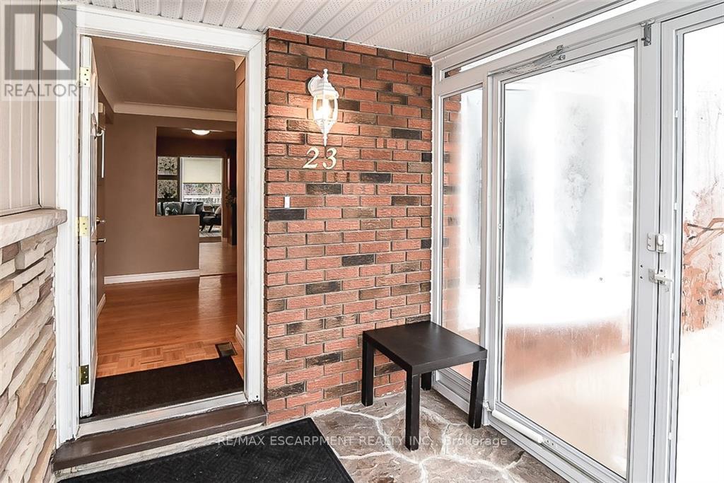 23 WOODSVIEW AVE