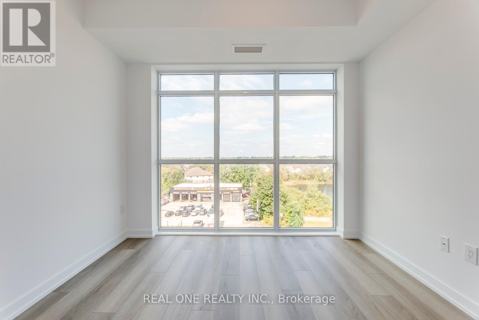 #605 -460 DUNDAS ST E, #605