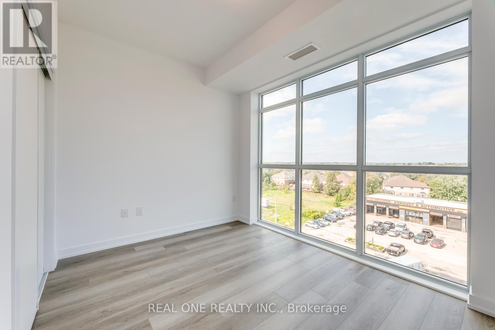 #605 -460 DUNDAS ST E, #605