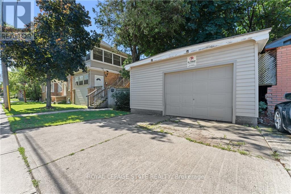 32 ROSSLYN AVE S