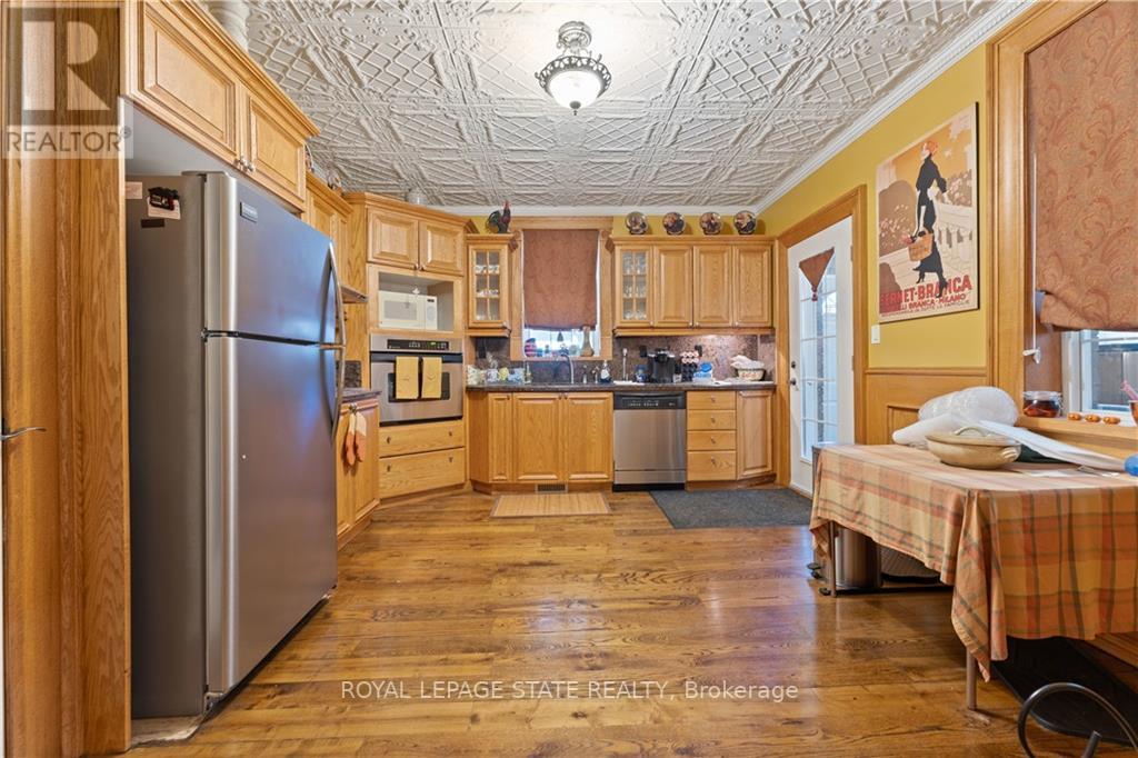 32 ROSSLYN AVE S