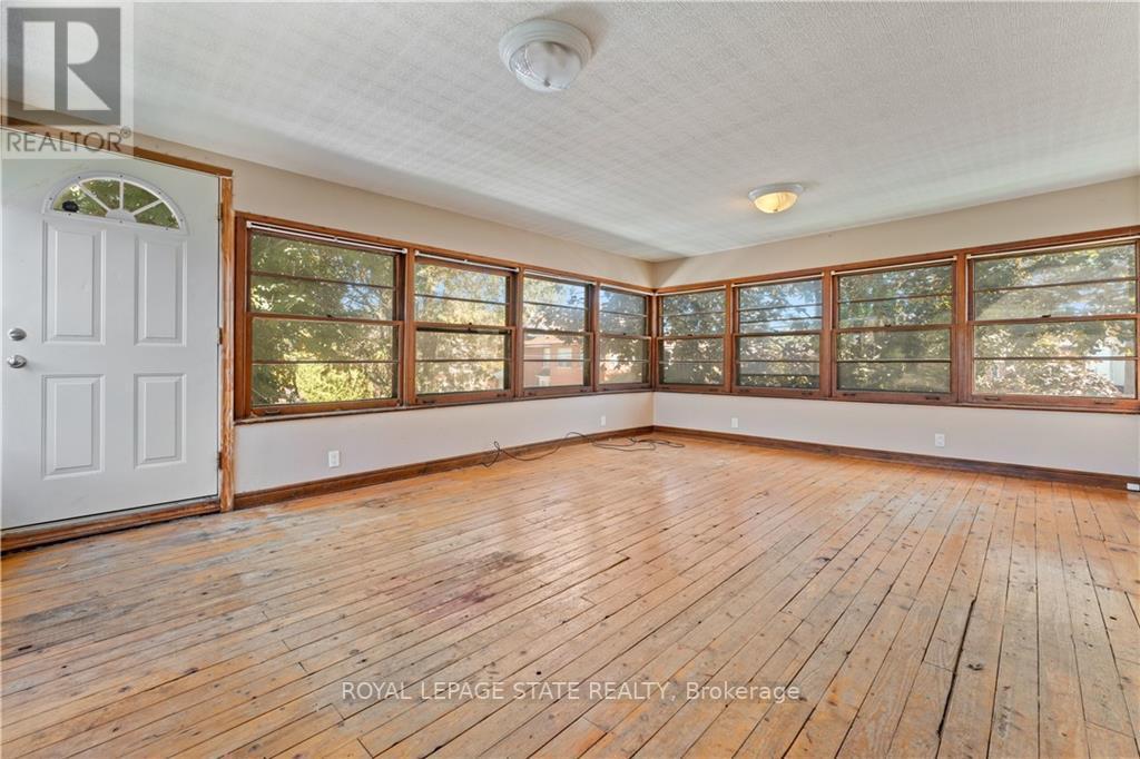 32 ROSSLYN AVE S