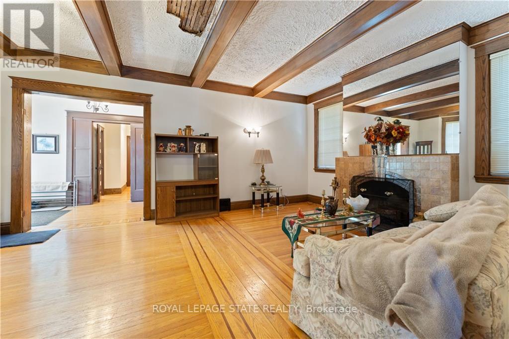 32 ROSSLYN AVE S