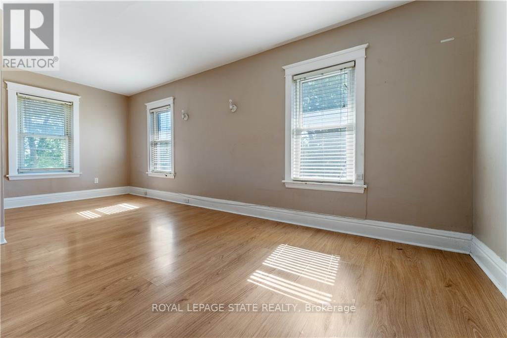 32 ROSSLYN AVE S