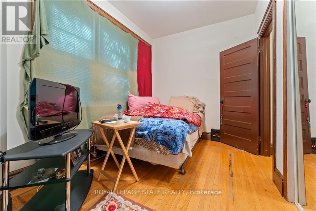 32 ROSSLYN AVE S