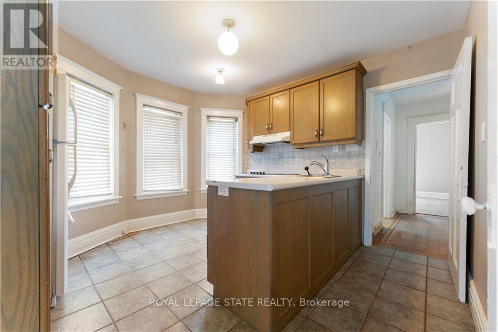 32 ROSSLYN AVE S