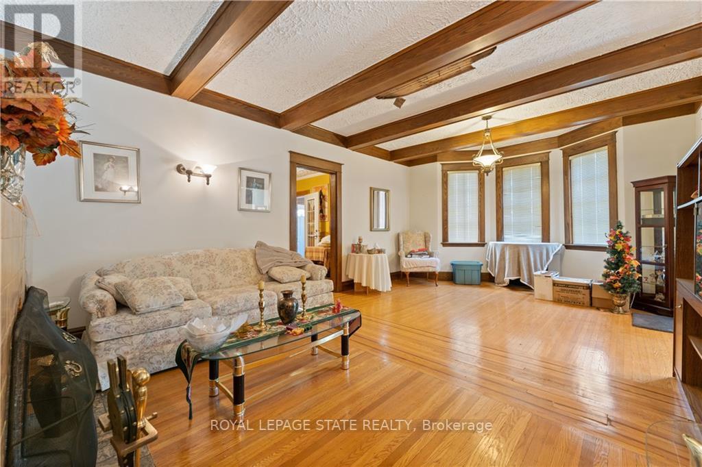 32 ROSSLYN AVE S