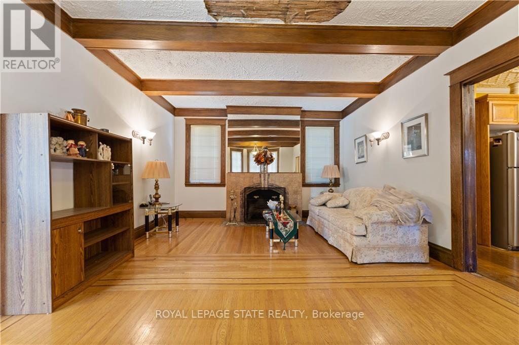 32 ROSSLYN AVE S