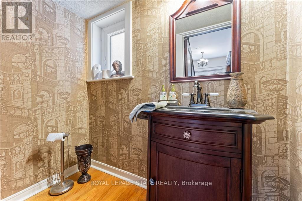 32 ROSSLYN AVE S