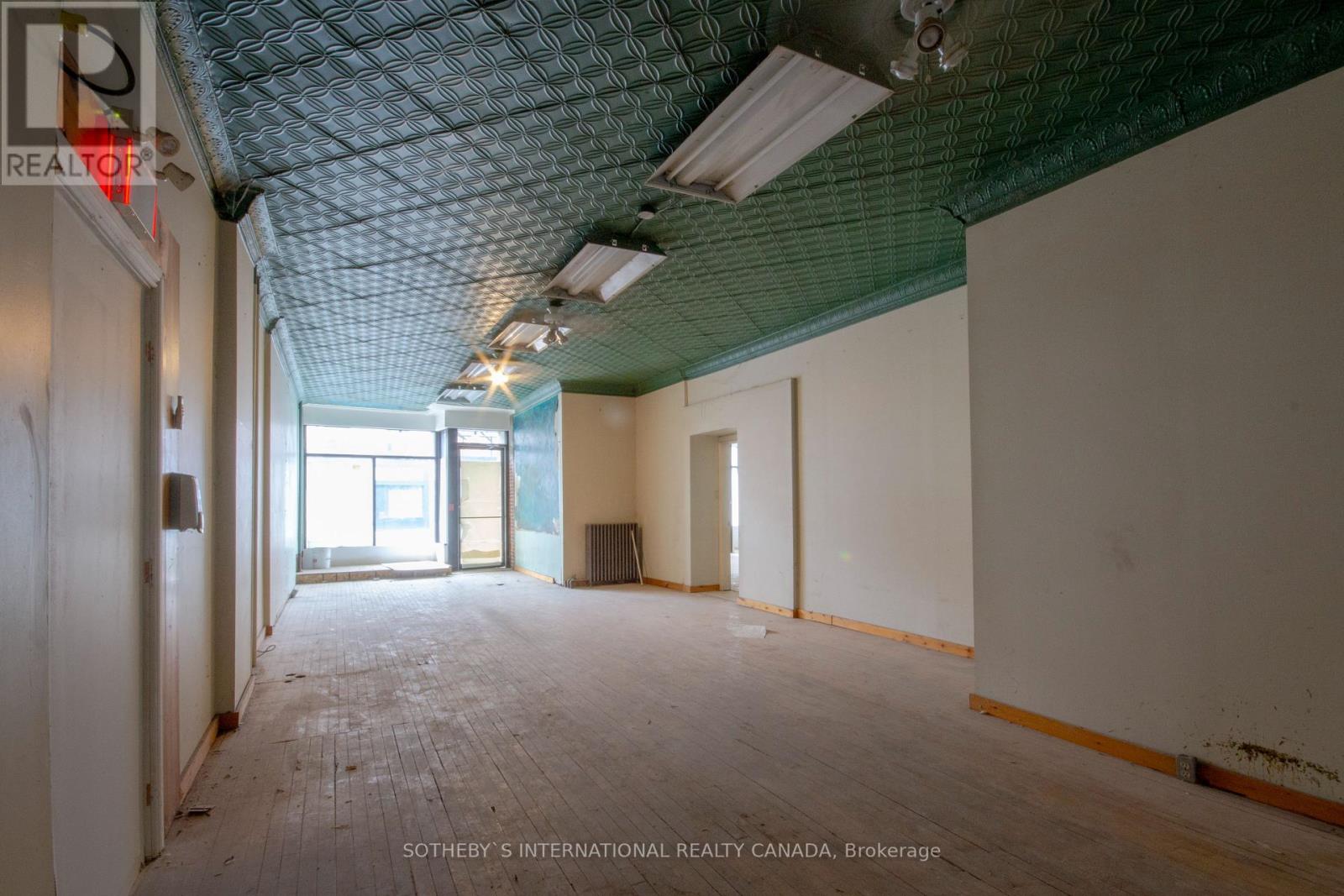 463 KING ST E