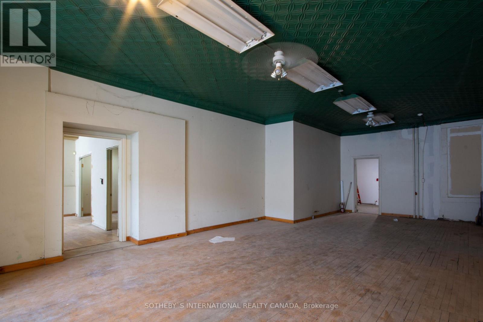 463 KING ST E