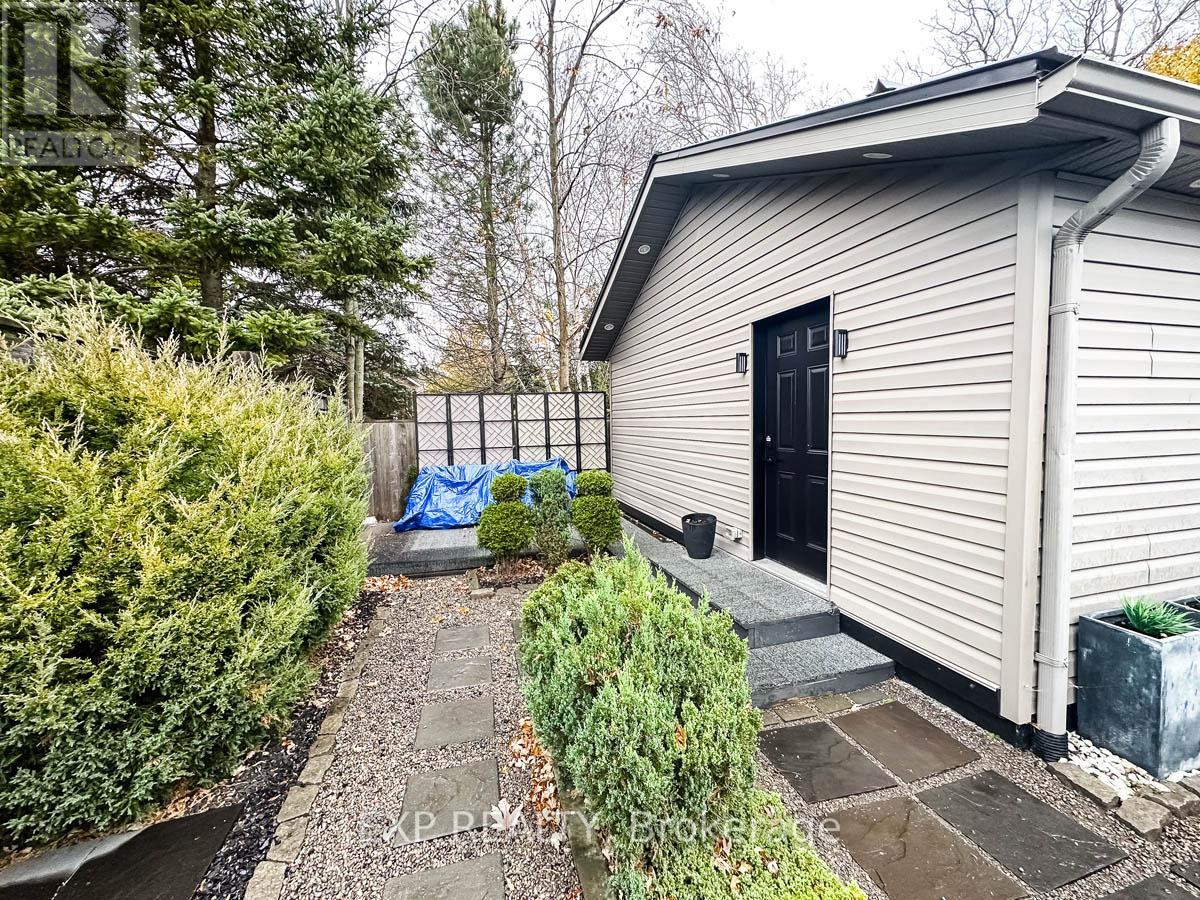 121 CEDAR ST
