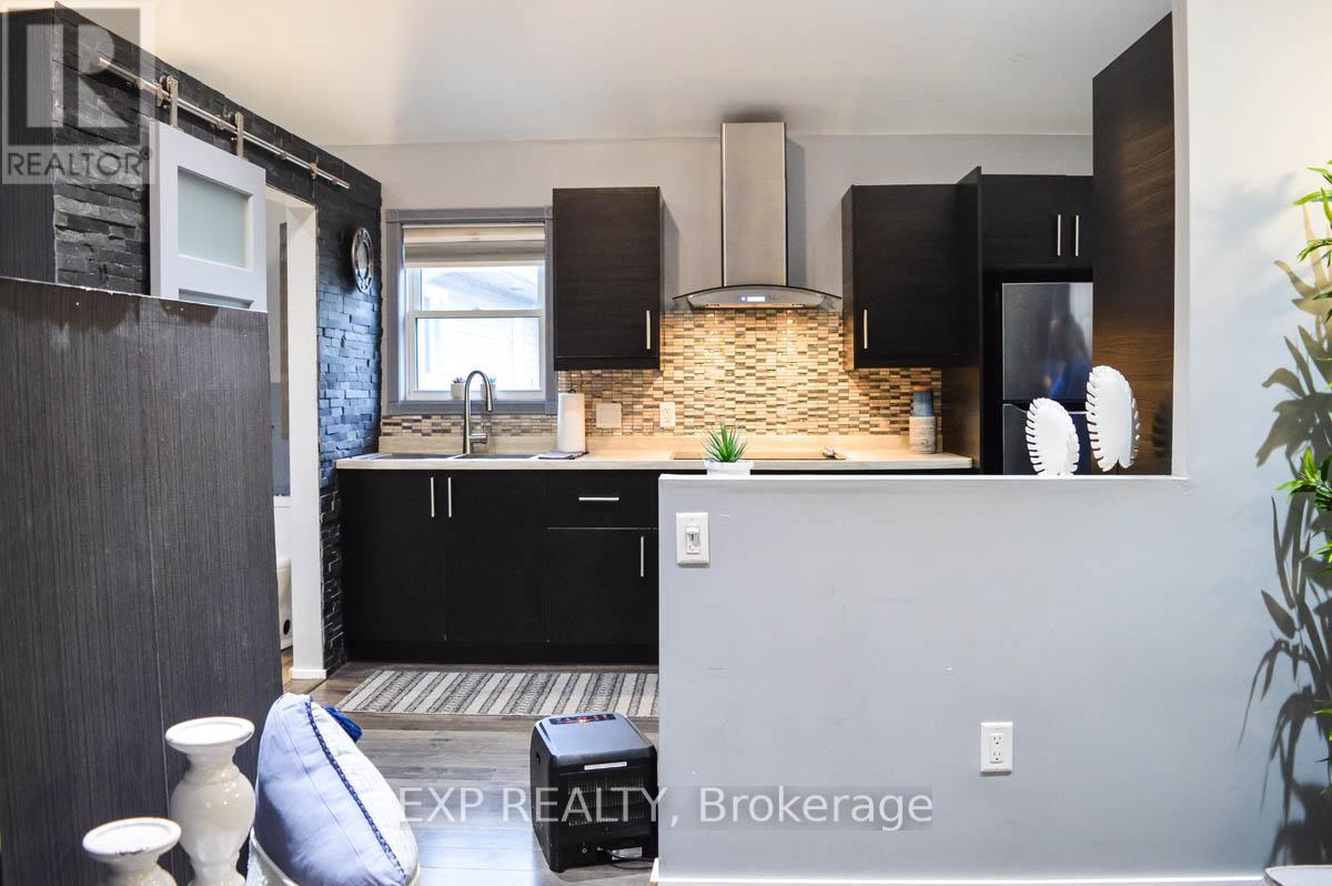 121 CEDAR ST