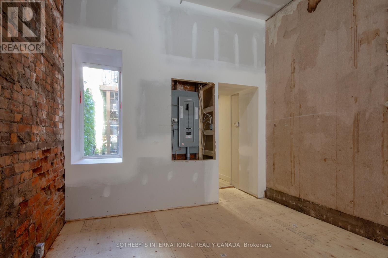 334 JAMES ST N