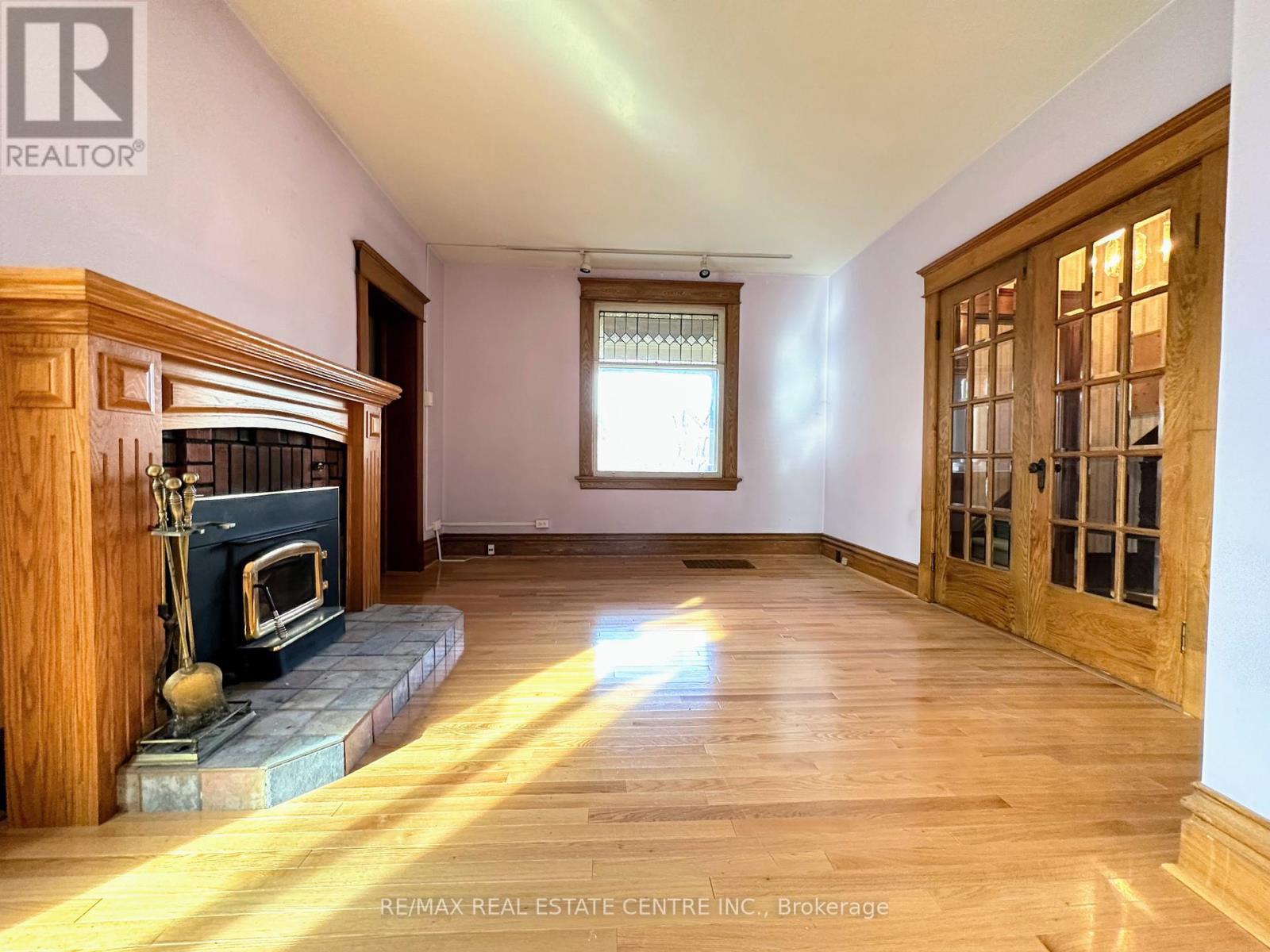135 ELGIN ST N