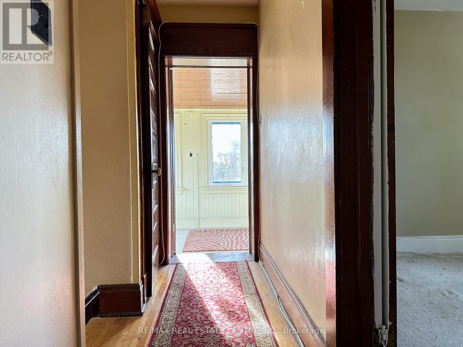 135 ELGIN ST N