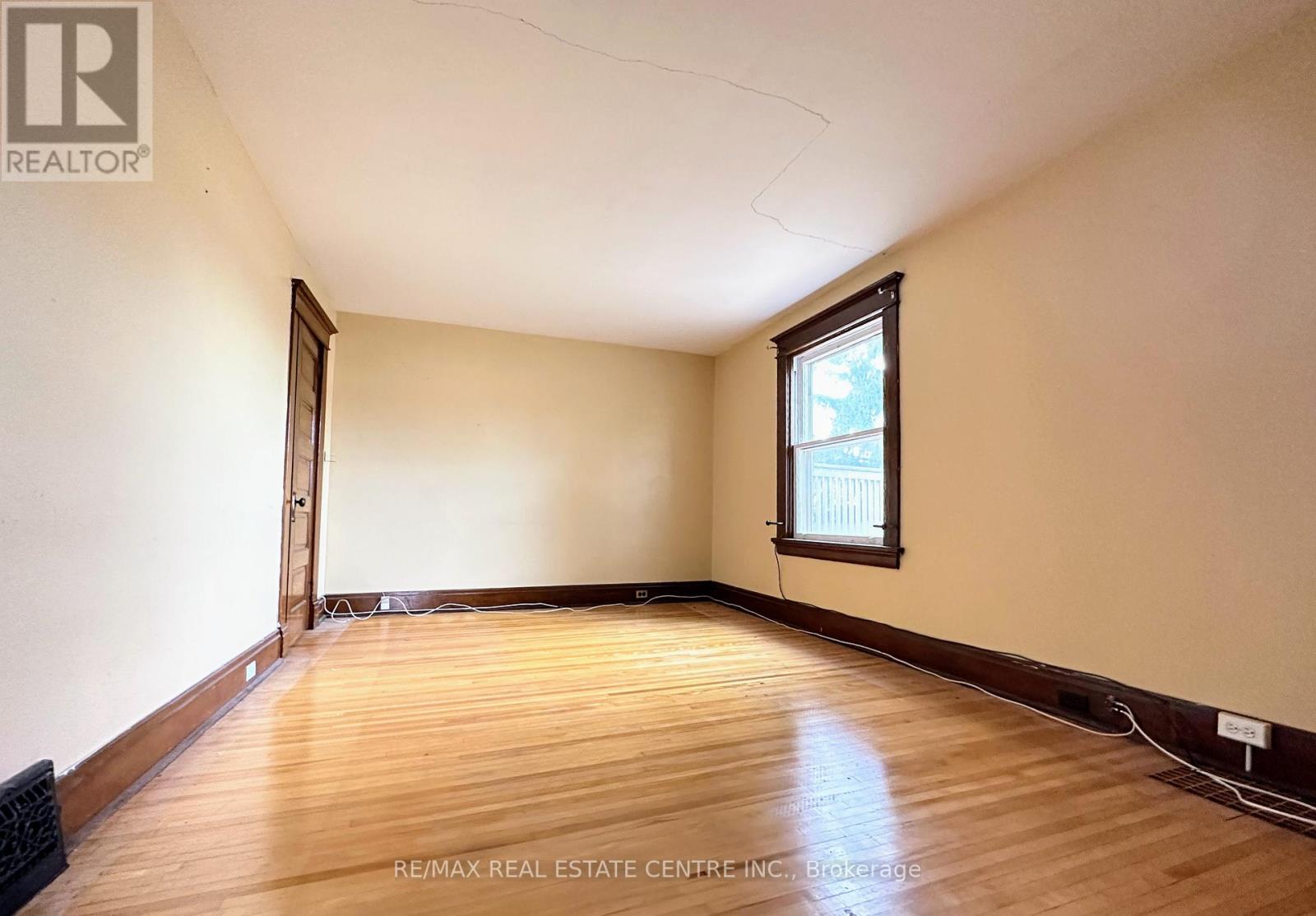 135 ELGIN ST N